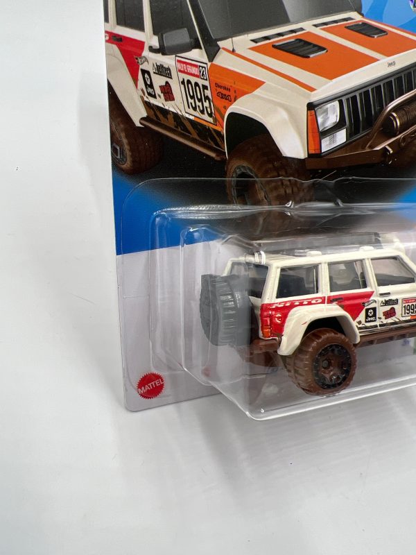 2023 Hot Wheels J Case Treasure Hunt #176 95 Jeep Cherokee Factory Sealed *Bad Card* 275A Fashion